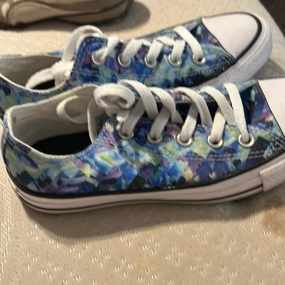 Converse women’s tennis shoes - Picture 3 of 5